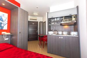 una camera con cucina con lavandino e letto di Kiara Residence a Giulianova