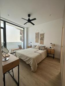 Postel nebo postele na pokoji v ubytování VILLA MARIAH Barrosa Playa