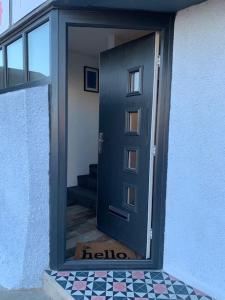 une porte ouverte menant à une maison avec une porte en verre dans l'établissement Torpoint Pod - Free Parking, à Torpoint
