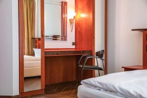 a hotel room with a mirror and a bed at Müggelseeperle in Berlin +47 photos