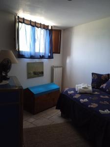 1 dormitorio con cama y ventana en Gasphouse, en Castellana Grotte