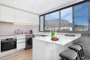 Kuchyňa alebo kuchynka v ubytovaní 702 on Strand Cape Town - Panoramic Mountain Views
