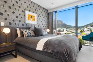 Posteľ alebo postele v izbe v ubytovaní 702 on Strand Cape Town - Panoramic Mountain Views