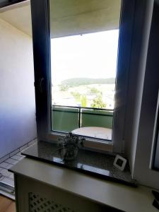 a bathroom with a window with a toilet on a counter at Zentrumsnahe Privatunterkunft Freistadt in Freistadt