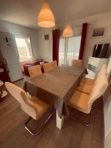 cocina y comedor con mesa y sillas en Island Šolta Comfort apartment Modesty, en Nečujam