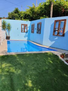 una casa azul con un patio verde y una casa en Casa da Poça, en Baião