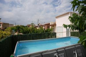 uma piscina no quintal de uma casa em Casa Josep em Camarles