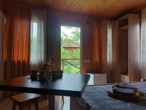 茨卡爾圖博的住宿－sweet village，客房设有床、窗户和桌子。