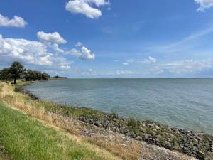 a view of the ocean from the shore at Hotelhuisjes Oosterleek in Oosterleek