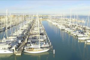 a group of boats docked at a dock in the water at Particulier in Palavas-les-Flots