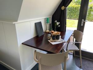 a small dining room with a table and chairs at Hotelhuisjes Oosterleek in Oosterleek