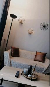 Zimmer mit einem Bett und einem Tisch mit Fernbedienung in der Unterkunft Un temps pour soi in Châteauroux