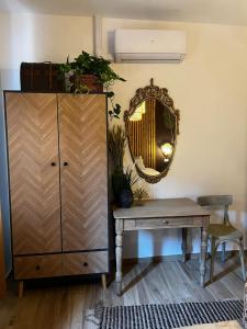 vestidor con espejo y mesa en TROPICAL HOME PORTO CERESIO en Porto Ceresio