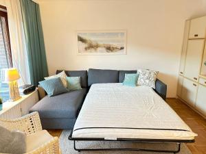 uma sala de estar com um sofá e uma cama em Appartementhaus-Han-134 em Scharbeutz