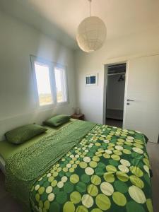 Un dormitorio con una cama verde con almohadas y una ventana en Island Šolta Comfort apartment Modesty, en Nečujam