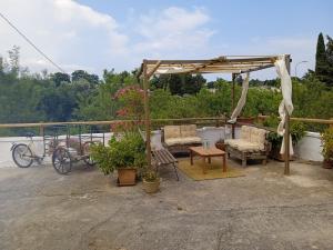 cenador con sillas y mesa en el patio en Gasphouse, en Castellana Grotte