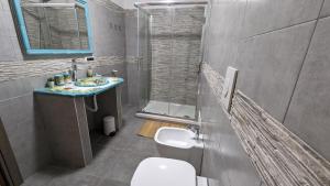 ein Bad mit einem WC, einem Waschbecken und einer Dusche in der Unterkunft Apple Lemonade B&B in Vietri