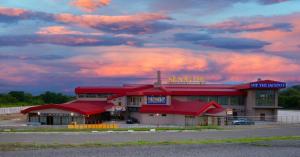 un restaurante de comida rápida bajo un cielo nublado en Casino Motel Senator, en Gevgelija