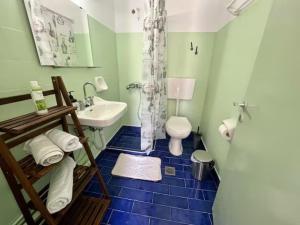 Un baño con un lavabo y un inodoro y un lavabo. en Samos - Kokkari - Eirini's Studios, en Kokkari