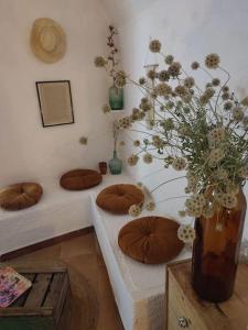 Pokój z 2 łóżkami i wazą z kwiatami w obiekcie Magnanerie du Perrier : studio indépendant au pied des Cévennes w mieście Pompignan