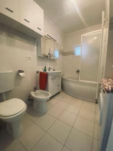 y baño con aseo, bañera y lavamanos. en Island Šolta Comfort apartment Modesty, en Nečujam