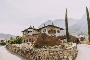 una casa en una colina con una pared de piedra en Weinberghof, en Appiano sulla Strada del Vino