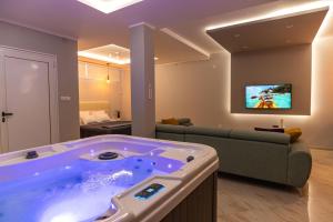 a large tub in a living room with a couch at Level 2 Spa Apartman in Šabac