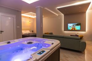 TV a/nebo společenská místnost v ubytování Level 2 Spa Apartman