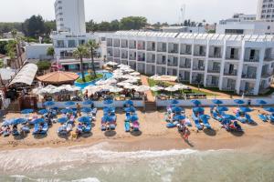 Una vista aérea de una playa con sillas y sombrillas. en Mimoza Beach Hotel, en Yenibosazici