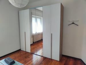 Lavanda House في فيتشنزا: مرآة في غرفة مع أرضية خشبية