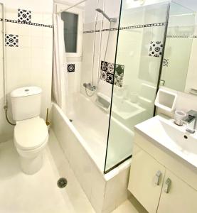 La salle de bains est pourvue de toilettes, d'une douche et d'un lavabo. dans l'établissement Makao Apartment corfu, à Corfou