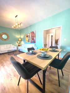 - une salle à manger et un salon avec une table et des chaises dans l'établissement Makao Apartment corfu, à Corfou