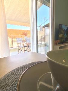 La salle de bains est pourvue d'un lavabo et offre une vue sur un balcon. dans l'établissement Makao Apartment corfu, à Corfou