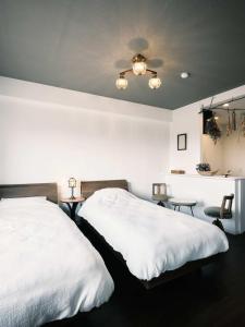 - une chambre avec 2 lits blancs et un plafond dans l'établissement intro vetta 1003 Free parking, à Kumamoto