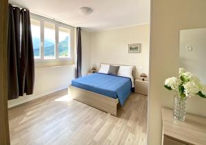 Schlafzimmer mit einem Bett und einem Fenster in der Unterkunft Albergo Lodrino in Villa