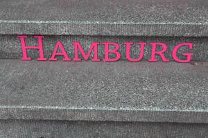 una señal rosa en el lateral de un edificio en Hamburg Room, en Hamburgo