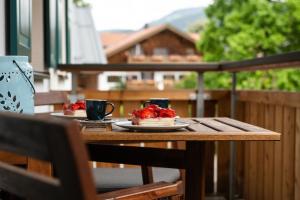 einen Tisch mit einem Kuchen und einer Tasse Kaffee in der Unterkunft Ferienwohnungen Zober am Mühlbach in Oberammergau