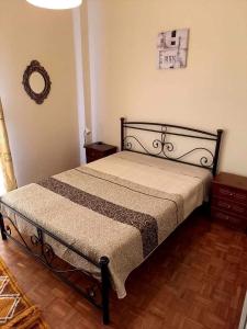 een slaapkamer met een bed in een kamer bij Ηλιαχτίδα Iliachtida apartment in Chios