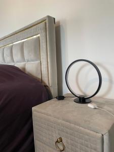 Dormitorio con cama y espejo en mesita de noche en Sinalospa - Culiacàn - Appartement Jardin Jacuzzi Sauna à 5 minutes de Nancy Place Stanislas, en Champigneulles