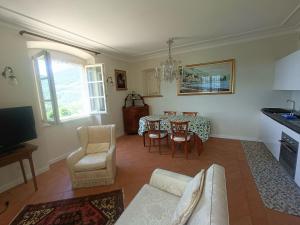 un soggiorno con tavolo e una sala da pranzo di Villa Hélène a Solto Collina