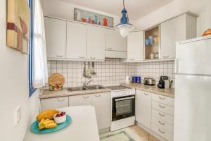 Η κουζίνα ή μικρή κουζίνα στο Seaview Maisonette In Paros