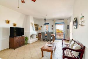 Μια τηλεόραση ή/και κέντρο ψυχαγωγίας στο Seaview Maisonette In Paros