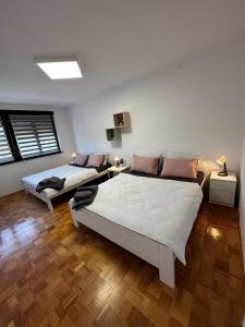 Posteľ alebo postele v izbe v ubytovaní Family Apartman
