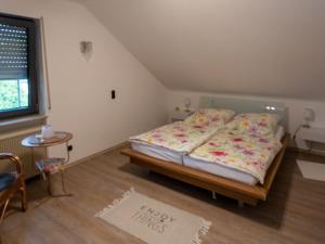 a small bedroom with a bed in a room at Casa Mosella in Riol