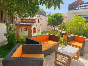 Posedenie v ubytovaní Entire Villa by the sea with private garden and mini pool