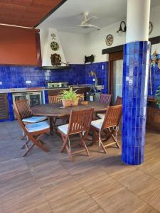 een eetkamer met een houten tafel en stoelen bij Apartamentos Manbea in San José