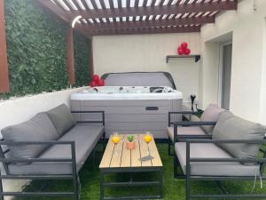 Posedenie v ubytovaní Sinalospa - Cosalà appartemement Sauna Jacuzzi Grande terrasse à 5 minutes de Nancy Place Stanislas