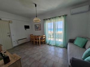 Televízia a/alebo spoločenská miestnosť v ubytovaní Corfu Glyfada Menigos Resort 149