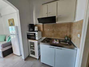 Kuchyňa alebo kuchynka v ubytovaní Corfu Glyfada Menigos Resort 149