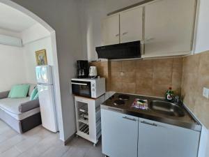 Kuchyňa alebo kuchynka v ubytovaní Corfu Glyfada Menigos Resort 149